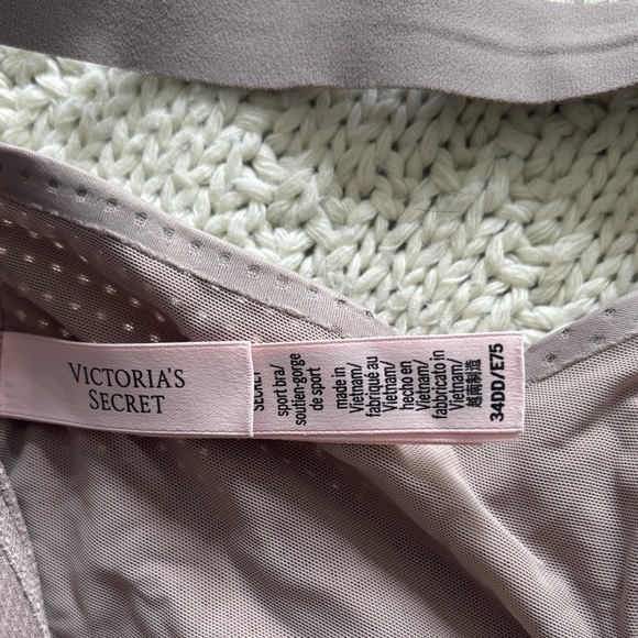 NWOT 34DD Victoria's Secret Perforated Sports Bra - Picture 2 of 6